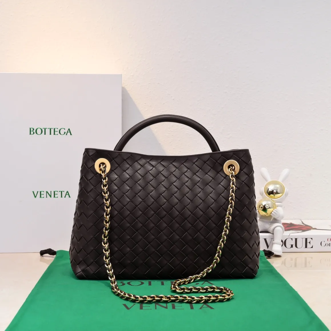 Batch 2460 BOTTEGA VENETA 2024 spring and summer new small ANDIAMO chain bag is also available! 🔥🔥I believe many friends have been waiting for a long time. The metallic chain adds a touch of sophistication to the original softness and elegance of Andiamo. The collision of classic craftsmanship and elegance creates a different kind of beauty. Style number: 6009 Size: 32*24*12cm
